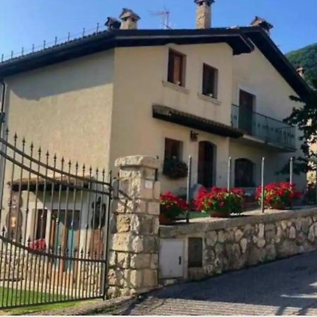 A Due Passi Dai Lupi Civitella Alfedena Exterior foto
