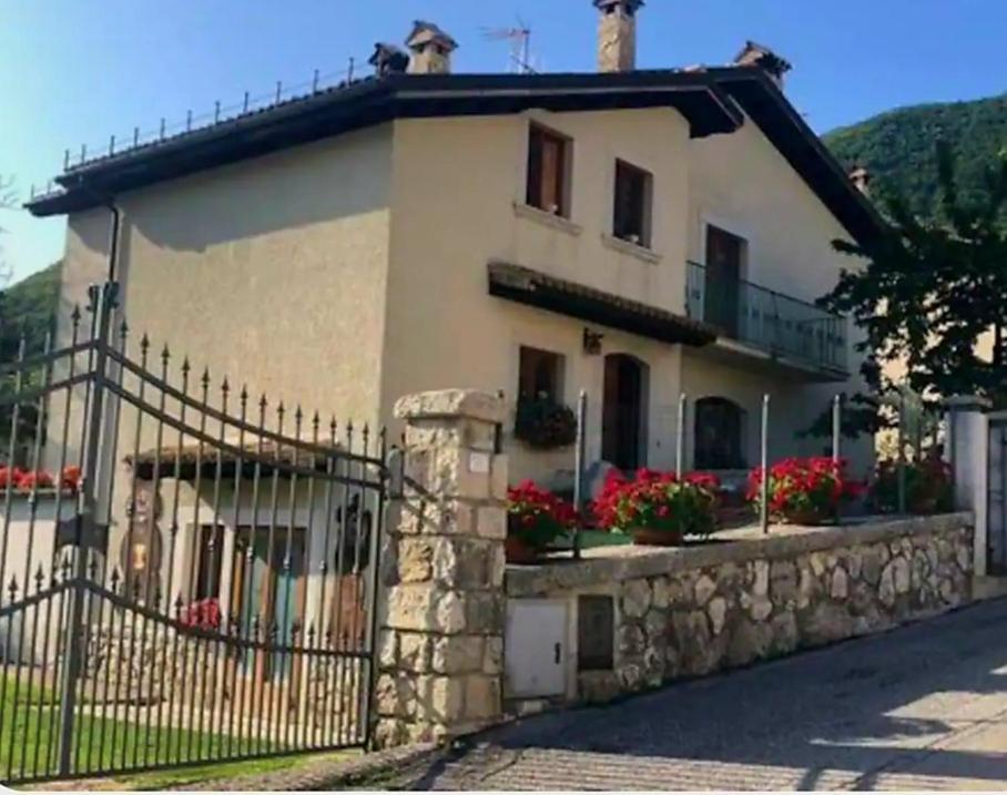 A Due Passi Dai Lupi Civitella Alfedena Exterior foto