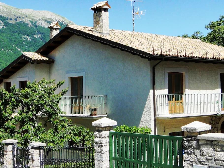 A Due Passi Dai Lupi Civitella Alfedena Exterior foto